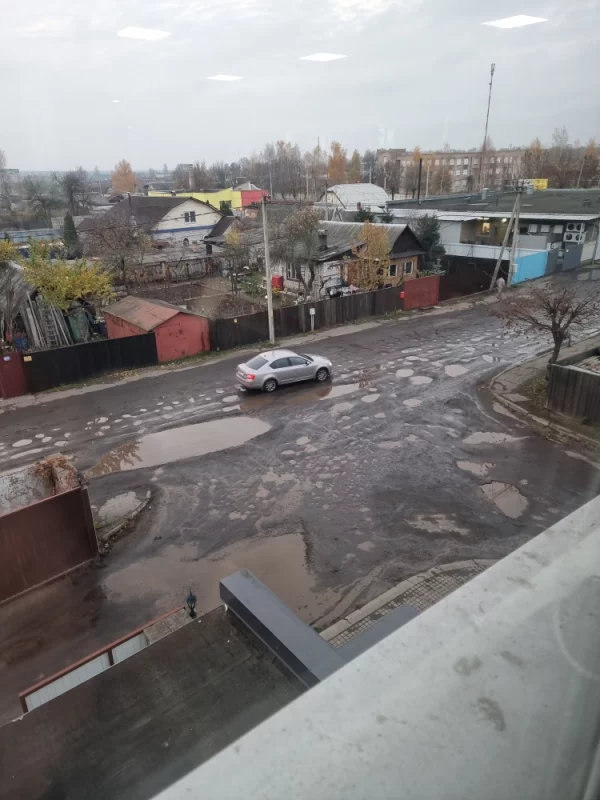 Улицы родного города, лужи , грязь. Асфальта не видно...