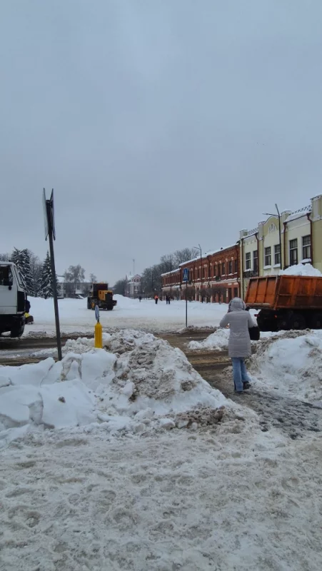 Площадь чистим, а по тротуарам не пройти
