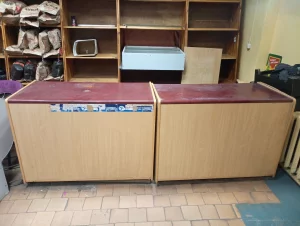 Торговые прилавки, кассовые тумбы, горки, морозильник