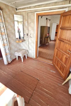 Часть жилого деревянного дома в городе