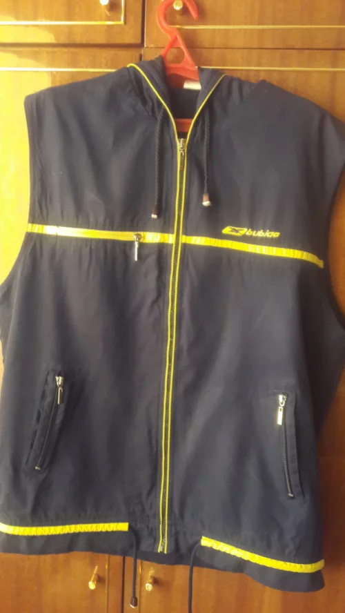 Куртку спортивную