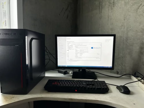 Компьютер с монитором, клавиатура, мышь