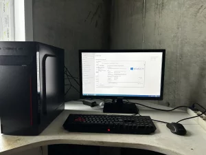 Компьютер с монитором, клавиатура, мышь