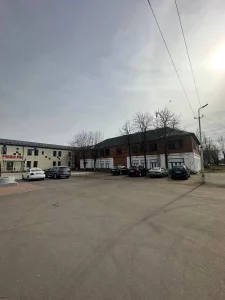 Двухэтажное здание административно-хозяйственного назначени
