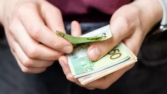 Как менялась средняя зарплата белорусов рублях и в долларах в 2025-м году