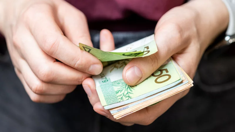 Как менялась средняя зарплата белорусов рублях и в долларах в 2025-м году