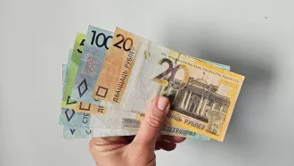 Бюджетникам значительно повысят зарплату с 1 января 2026: какие еще выплаты заложены в республиканский бюджет