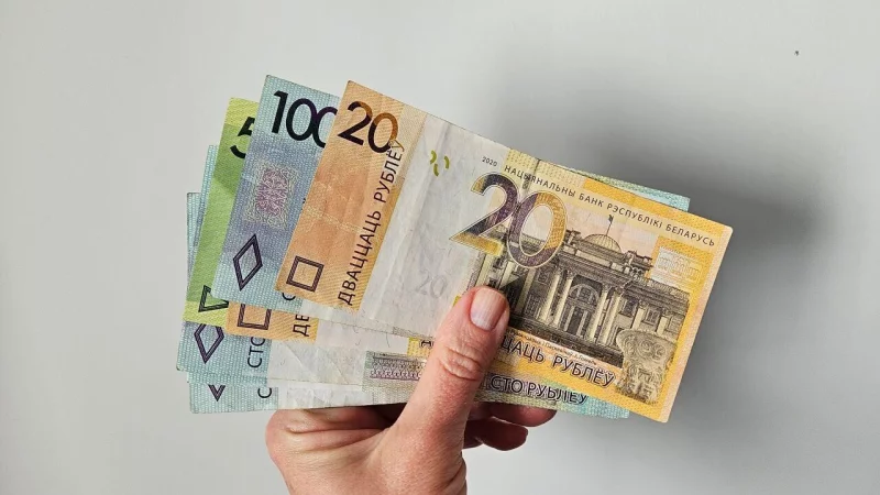 Бюджетникам значительно повысят зарплату с 1 января 2026: какие еще выплаты заложены в республиканский бюджет