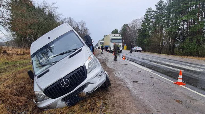 Маршрутка съехала в кювет на трассе Бобруйск — Могилёв