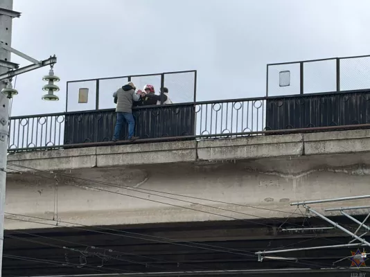 В Бобруйске спасли мужчину, пытавшегося спрыгнуть с путепровода