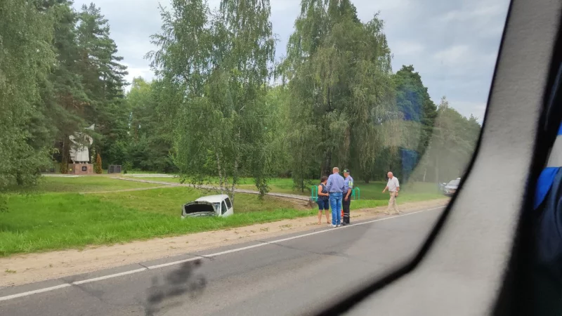 Соцсети: под Бобруйском пикап с детьми вылетел в кювет