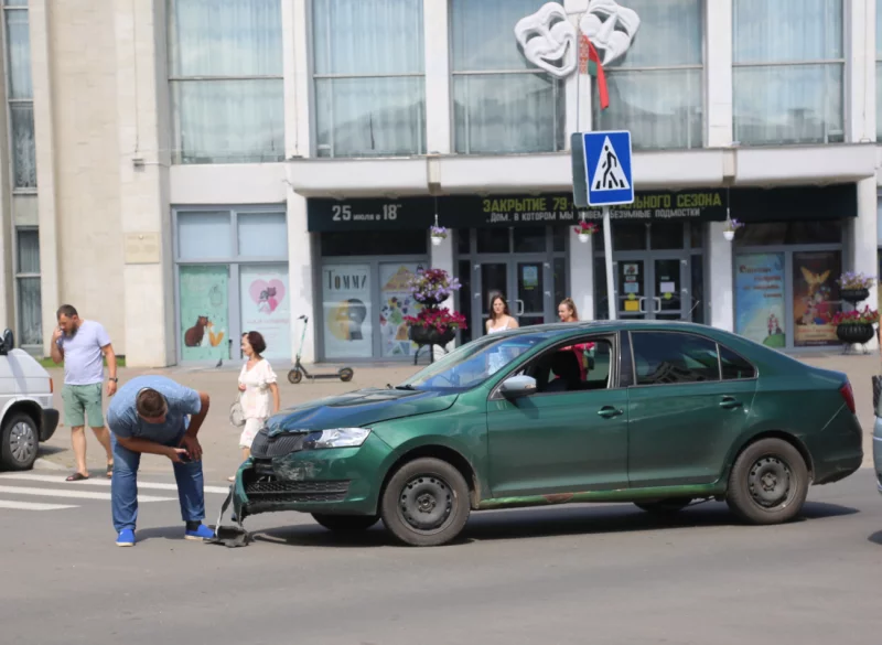 Седан Skoda и бус Volkswagen столкнулись рядом с драмтеатром