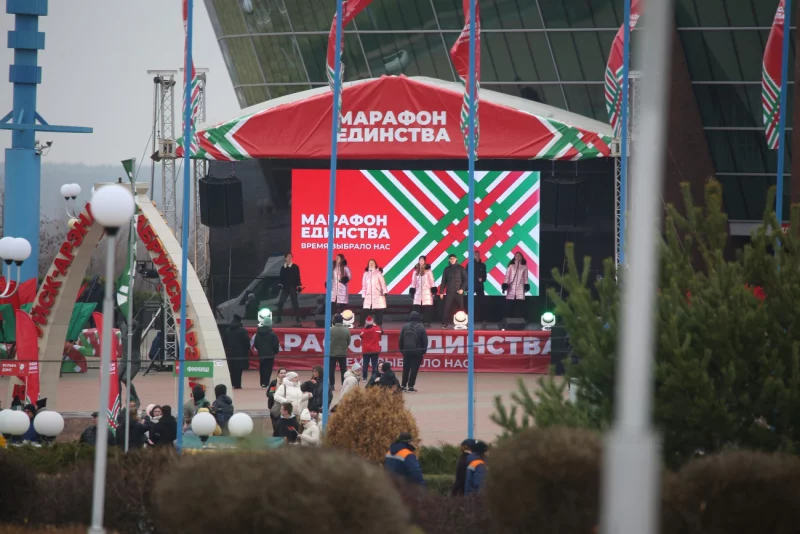 «Марафон единства» рядом с Бобруйск-Ареной: бургеры, Джили, сбор подписей. Фоторепортаж