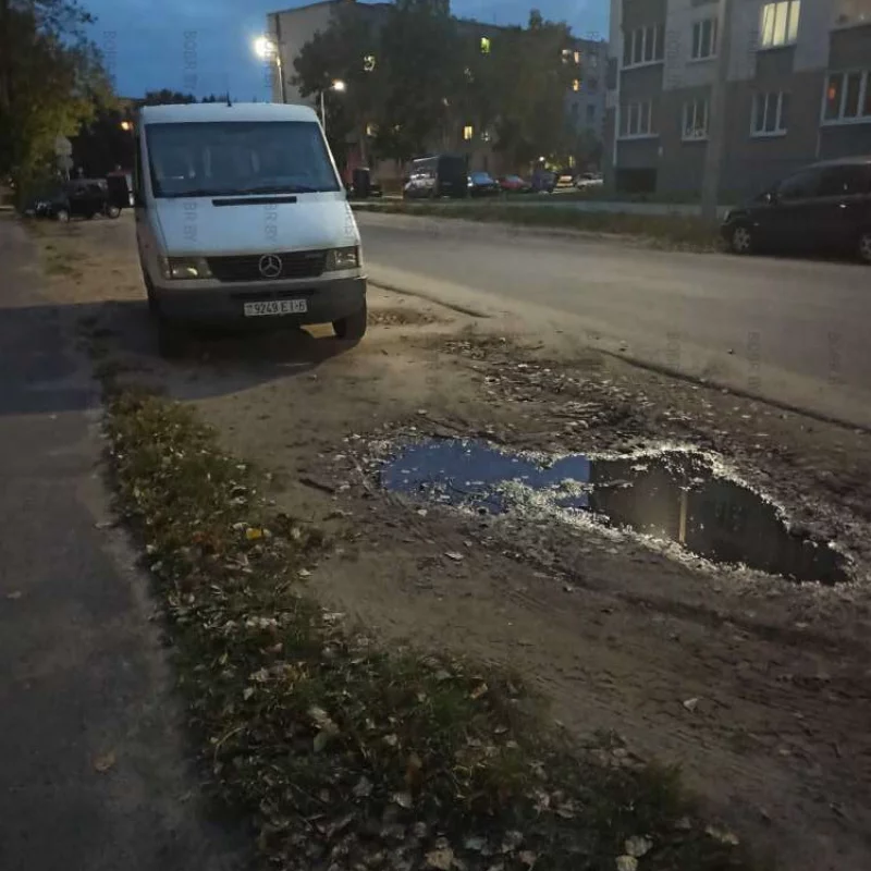 Стоянка на газоне давно норма, похоже
