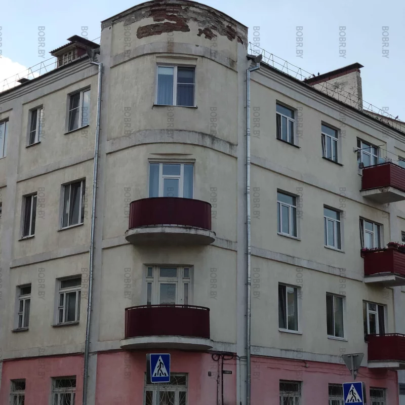 Горожане, проходя возле старых домов, будьте внимательны, на голову может упасть штукатурка.