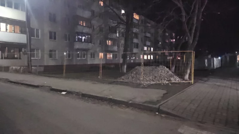 На Октябрьской огородили прилегающую территорию жилого дома. Будет какая-то стройка, но паспорт объекта пока не успели повесить