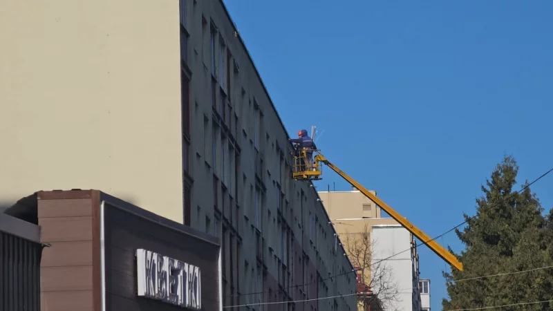 Что-то чинят или монтируют