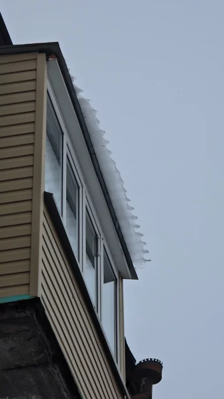 Интересно, что случится с человеком если ему на голову упадёт это ледяная шапка с балкона?