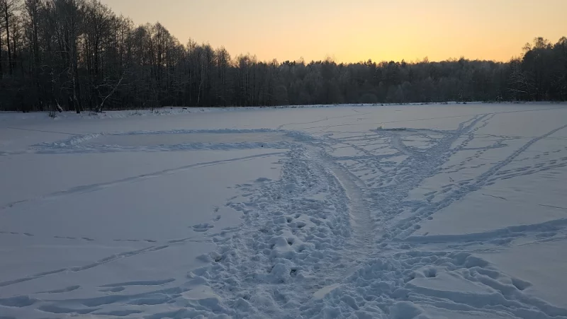 Не озере возле Шинника расчистили небольшой каток и сделали прорубь