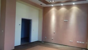 1-й этаж 3-х этажного административно-торгового здания в центре