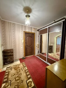 Просторная 4-комнатная квартира в 5-м микрорайоне по адресу:
