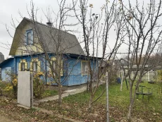 Дача на участке баня и гараж