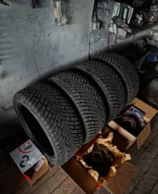 Почти новую резину Grenlander ICEDEFENSOR STUD II