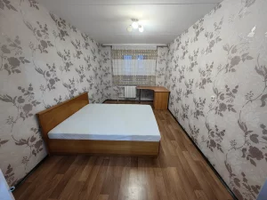 Квартиру, 2 комн., 61 м², этаж 2 из 4