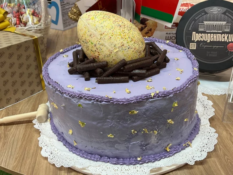 Посетители выставки «Моя Беларусь» пытались съесть торт «Красного пищевика», простоявший месяц без холодильника