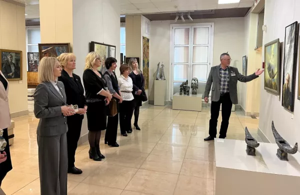 От отчётов — к искусству: коллектив управления по образованию Бобруйска побывал в художественном музее