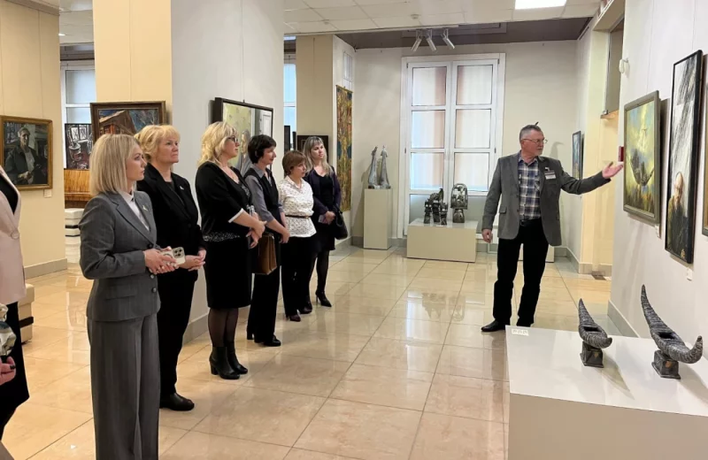 От отчётов — к искусству: коллектив управления по образованию Бобруйска побывал в художественном музее