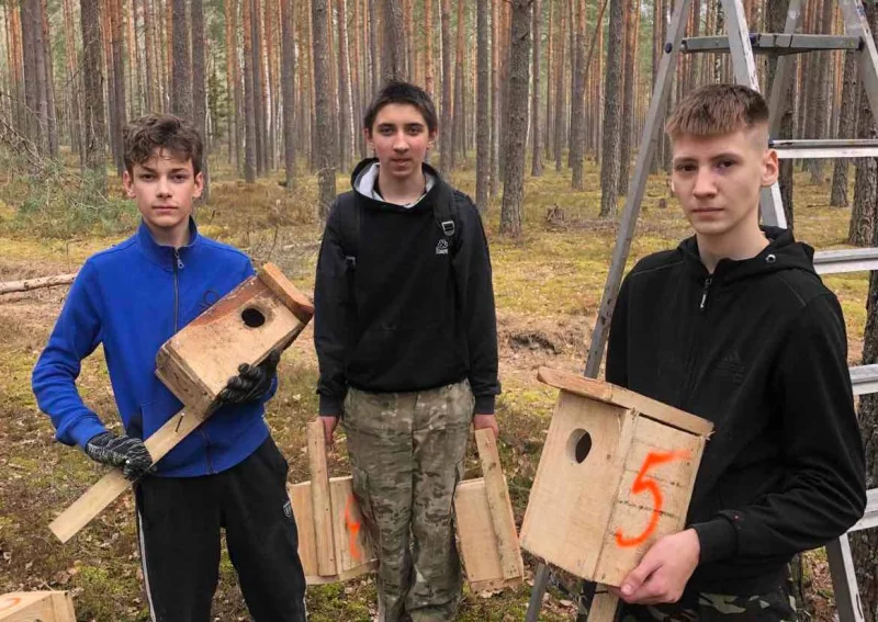 Воспитанники Глушанского школьного лесничества Бобруйского лесхоза присоединились к акции «Лес! Дабро! Парадак!»