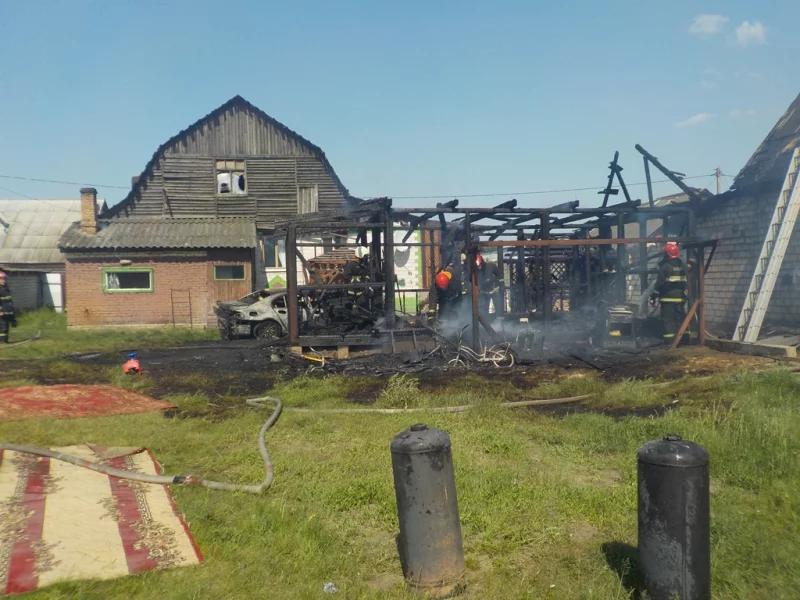 Пожар в Титовке: сгорела беседка и повреждён автомобиль