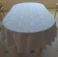 Скатерть белая для овального стола, грязеотталкивающая ткань