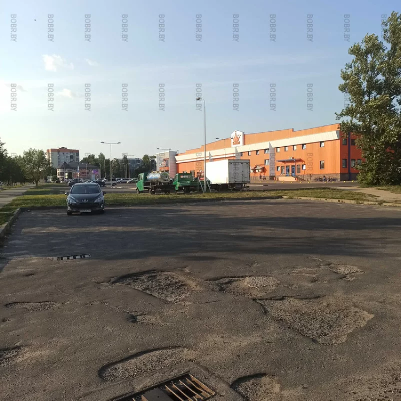 Ямы на проезжей части возле Короны уже никого не смущают