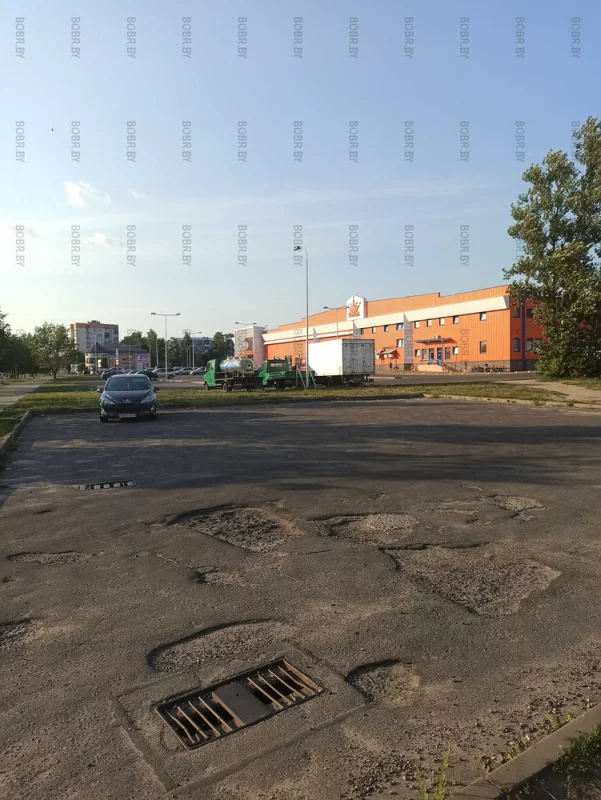 Ямы на проезжей части возле Короны уже никого не смущают