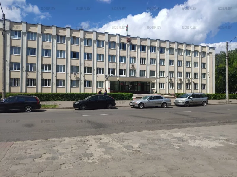 Выбоины на тротуарной плитке у остановки напротив райисполкома.