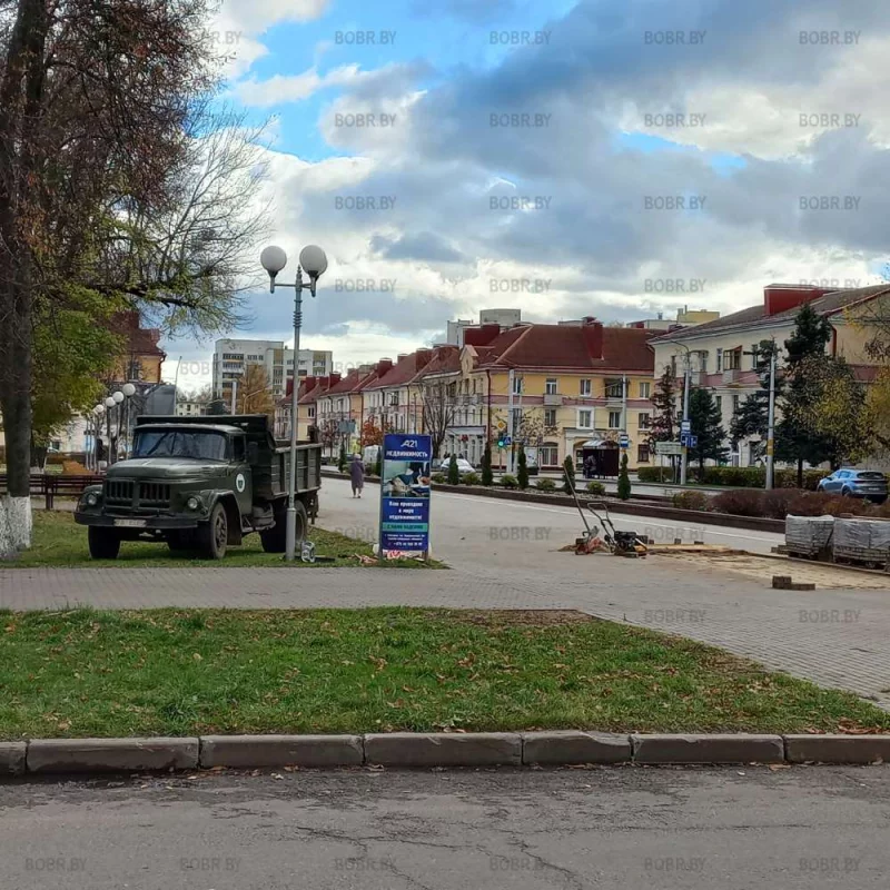 Если машину ставить то только на газон