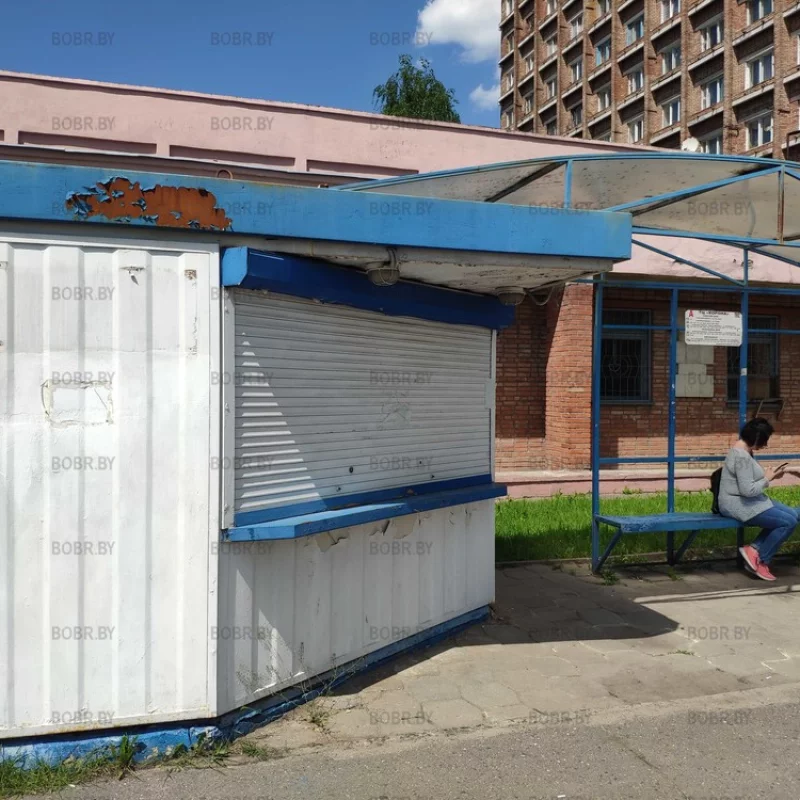 Очень красивая остановка, а краска и должна быть облупленная.