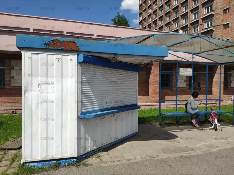 Очень красивая остановка, а краска и должна быть облупленная.