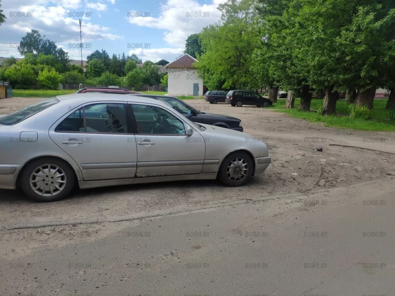 Когда ты была клумба, а сейчас здесь стоит Ржавый mercedes.