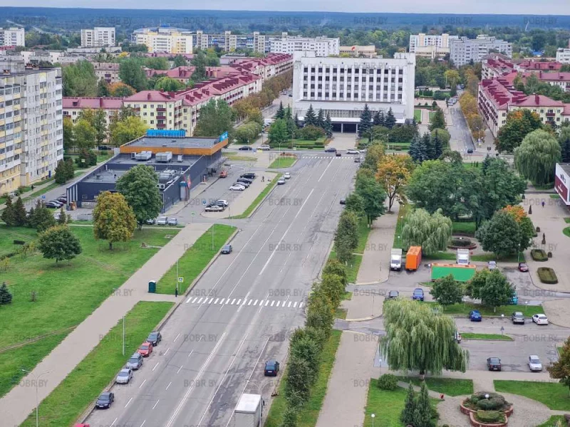 Вид на город с высоты птичьего полёта. А горисполком можно было бы красиво покрасить, а то краска облупилась..
