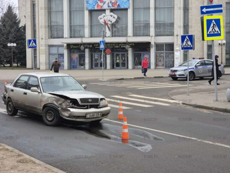 Очередная авария около театра