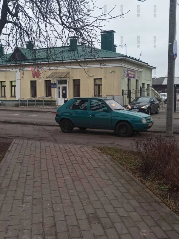 Хорошо стоять на тротуаре