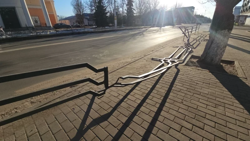 Кто-то снес ограждение напротив Товарища