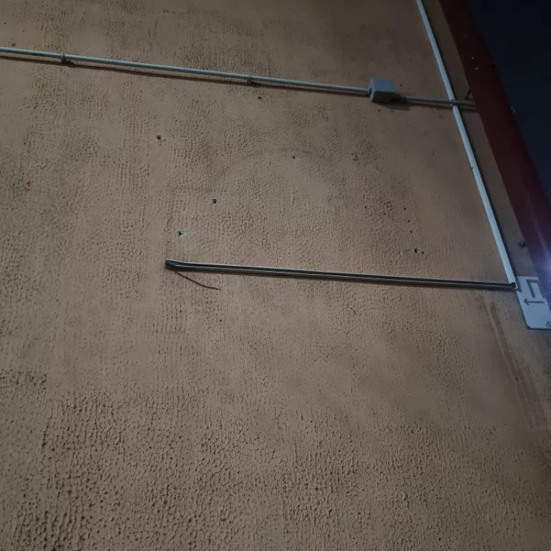 А здесь вообще табличку с номером дома убрали, остался только на стене её контур, дырки от крепежа и торчащий провод...