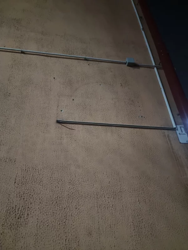 А здесь вообще табличку с номером дома убрали, остался только на стене её контур, дырки от крепежа и торчащий провод...