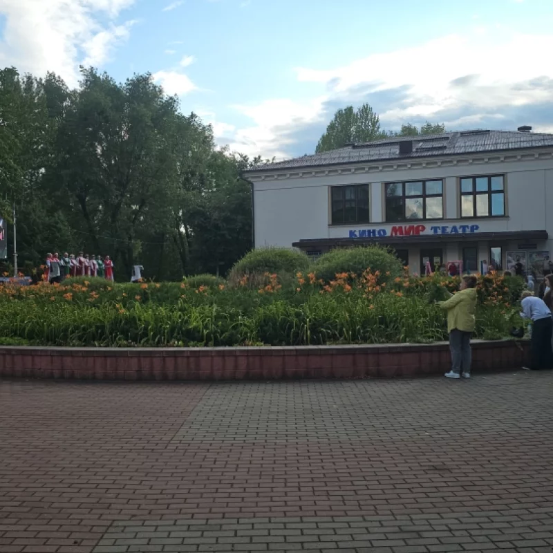 В горпарке концерт и плетение венков