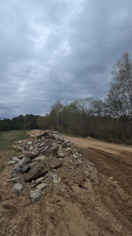 Интересно, зачем складировать или выбрасывать строительный мусор вдоль дороги?