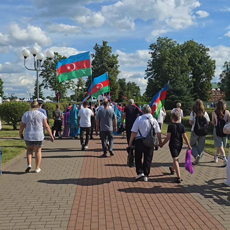 Колонна из Дружбы пришла на территорию Ледового дворца